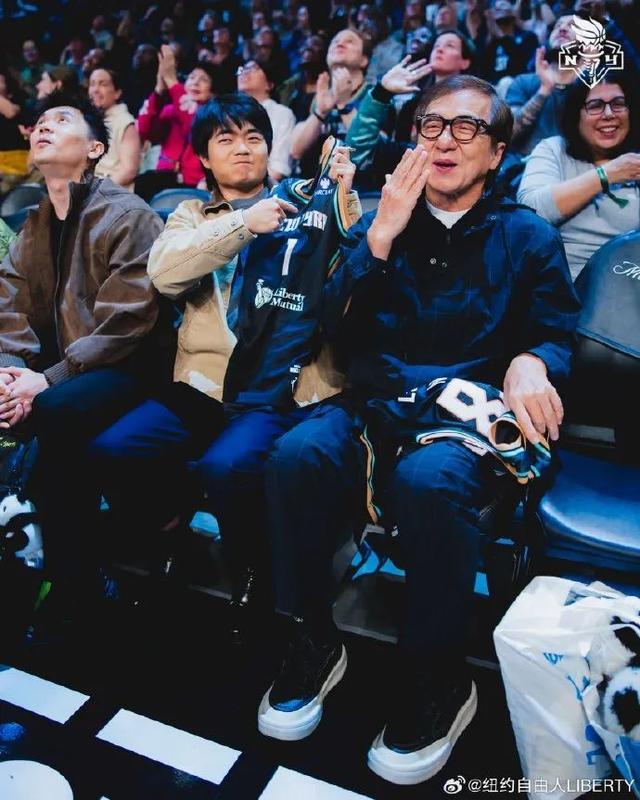 雷速体育-Uzi重返赛场，出色发挥首场状态出色，雄鹿观众沸腾！赛场气氛高涨(uzi发文谈重返赛场)