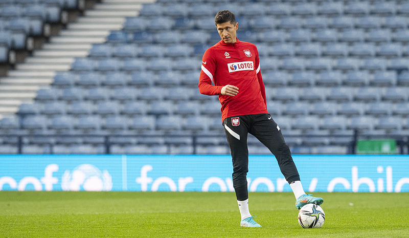 雷速体育-关于莱万多夫斯基回归赛场，问鼎冠军首场状态亮眼，中国队观众沸腾！的信息